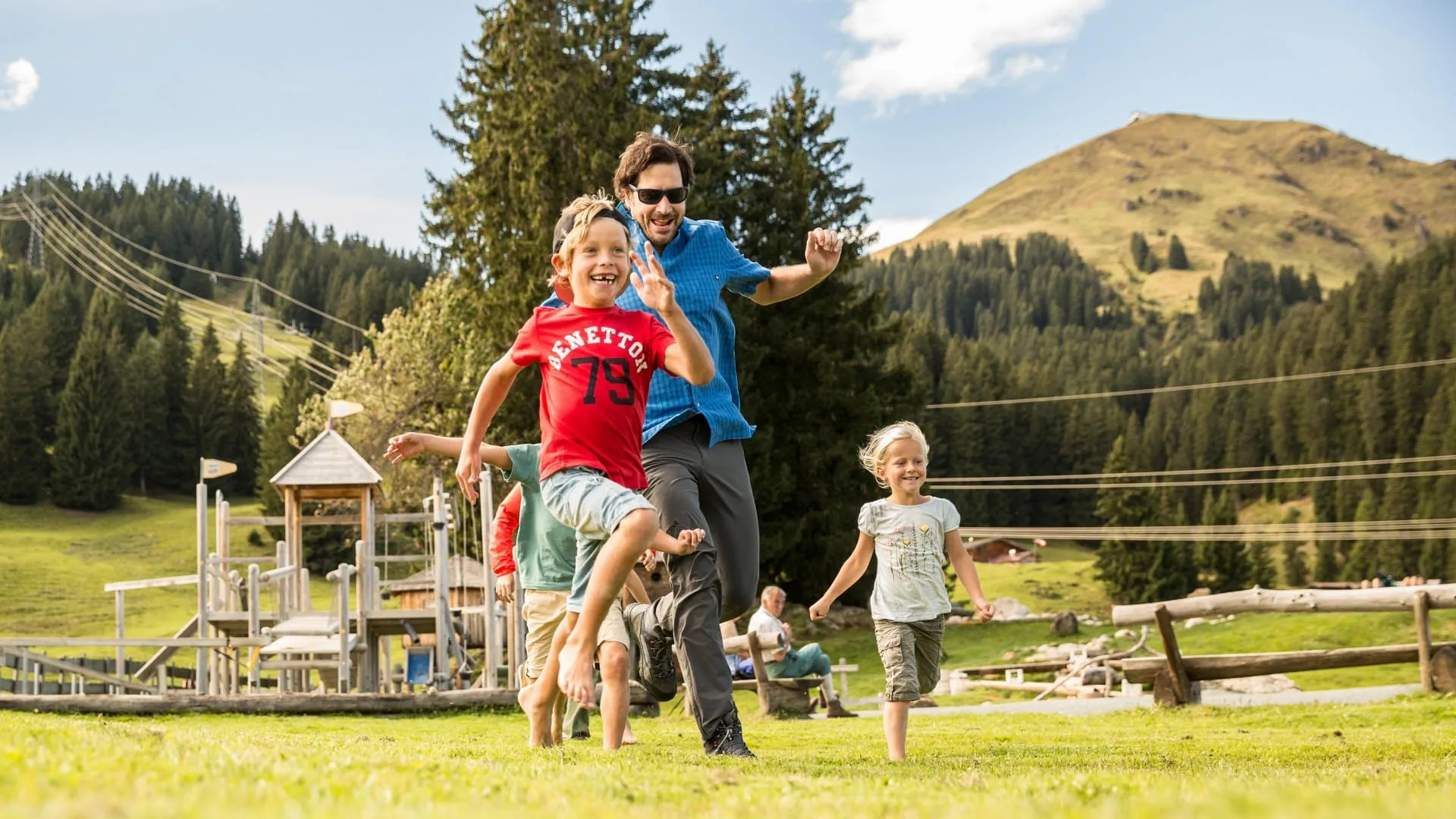 grosse-freude-am-filzalmsee-in-brixen-im-thale